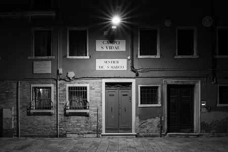 Fasáda domu nedaleko Chiesa di San Vidal